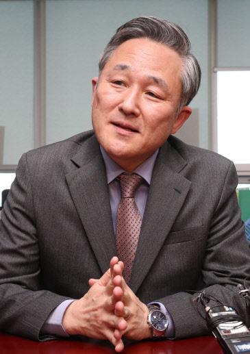 표창원 민주당 의원이 24일 국회 의원회관 의원실에서 기자들과 만나 불출마를 결심한 이유를 말하고 있다. 연합뉴스